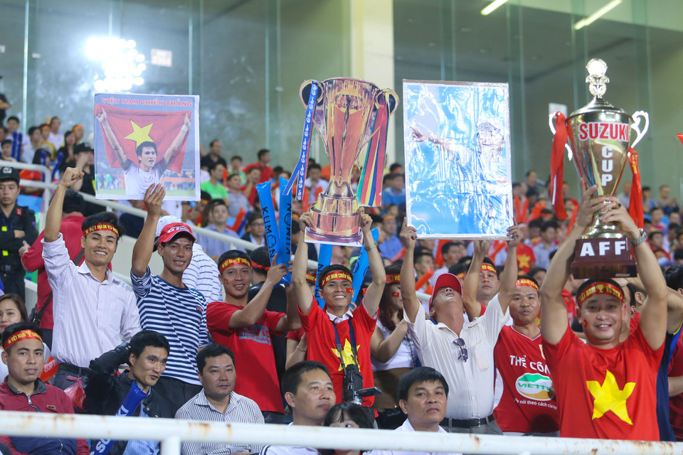 Không khí sục sôi trên các khán đài xuất hiện từ một tiếng rưỡi trước đại chiến. (Ảnh: Minh Chiến/Vietnam+)