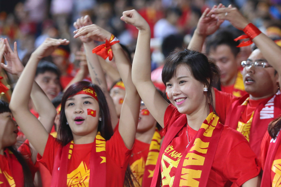 Không khí lễ hội xuất hiện trên các khán đài suốt hiệp hai. (Ảnh: Minh Chiến/Vietnam+)