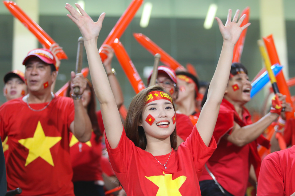 Cổ động viên Việt Nam nhanh chóng được ăn mừng với bàn mở tỷ số từ phút thứ 9 của Hoàng Thịnh. (Ảnh: Minh Chiến/Vietnam+)