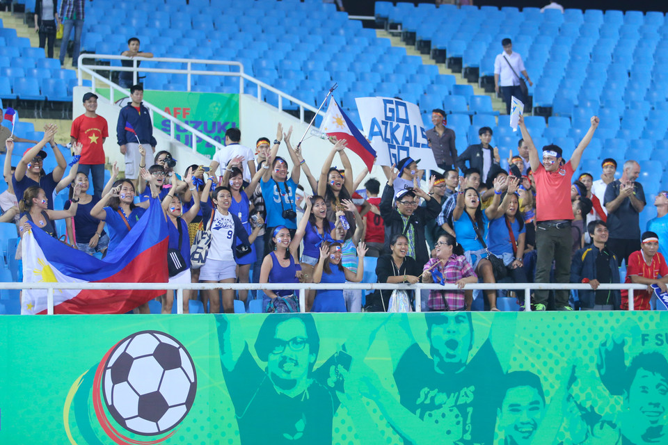Ở chiều ngược lại, các cổ động viên Philippines cũng thể hiện tinh thần cổ động đáng khen bất chấp thất bại nặng nề của “Azkals”. (Ảnh: Minh Chiến/Vietnam+)