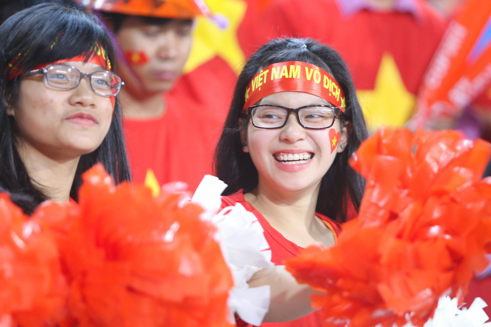 Quên đi mọi nghi ngờ, người hâm mộ vẫn tới sân và dành trọn tình yêu cho đội tuyển. (Ảnh: Minh Chiến/Vietnam+)