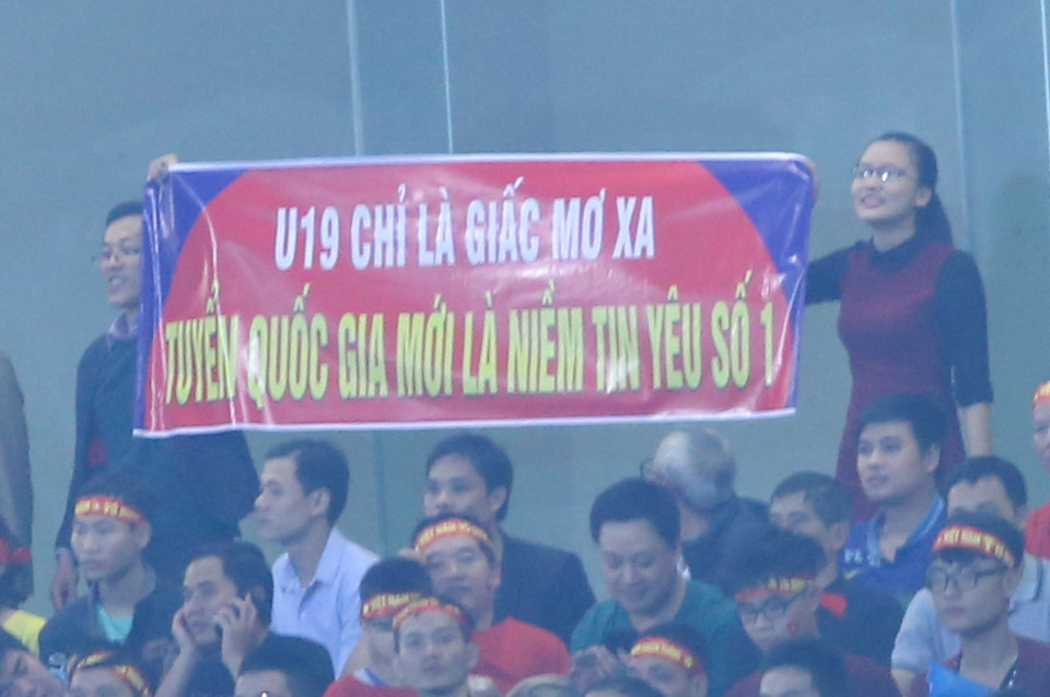 Tấm băngrôn đã nói lên rất nhiều điều về tình yêu dành cho đội tuyển. Bóng đá có thể quay lưng với người hâm mộ nhưng người hâm mộ không bao giờ quay lưng với bóng đá. (Ảnh: Minh Chiến/Vietnam+)