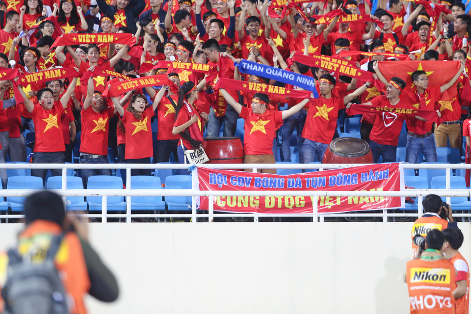 Đến gần 19 giờ, các khán đài Mỹ Đình đã được nhuộm đỏ. (Ảnh: Minh Chiến/Vietnam+)