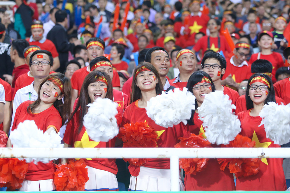 Đội cổ vũ xinh đẹp ở khu trung tâm khán đài B là điểm nhấn của cổ động viên Việt Nam tối qua. (Ảnh: Minh Chiến/Vietnam+)