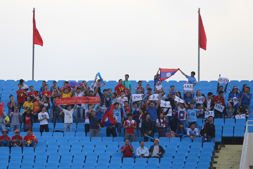 Chiều qua, các trận đấu bắt đầu từ 16 giờ và kết thúc lúc 21 giờ. Tuyển Việt Nam lại thi đấu ở lượt trận hai nên trong những giờ đầu tiên, trên sân chỉ toàn cổ động viên... Lào. (Ảnh: Minh Chiến/Vietnam+)