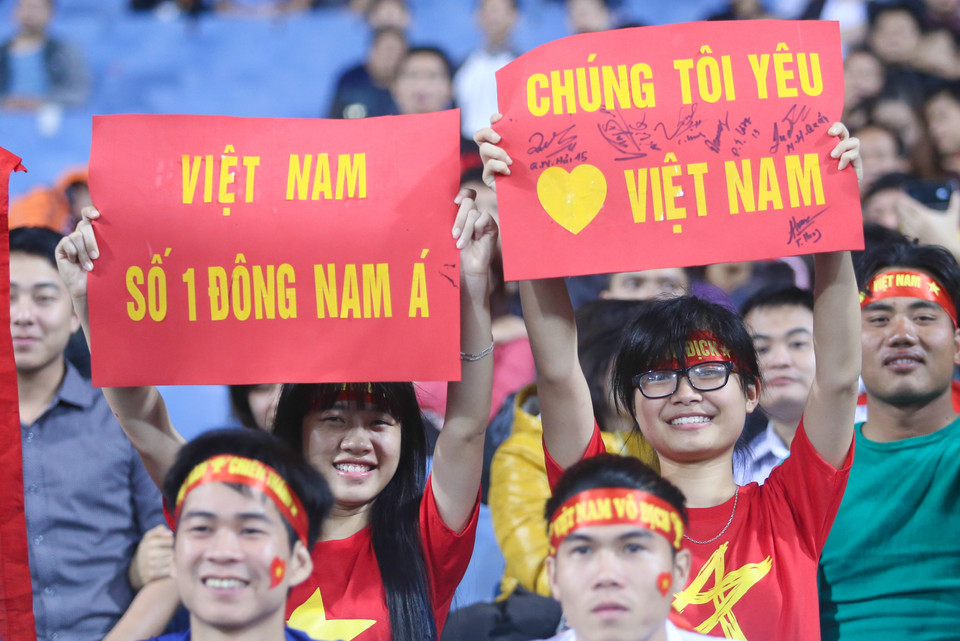 Cổ động viên đã chọn ở lại với những tuyển thủ cả trong vinh quang chiến thắng... (Ảnh: Minh Chiến/Vietnam+)