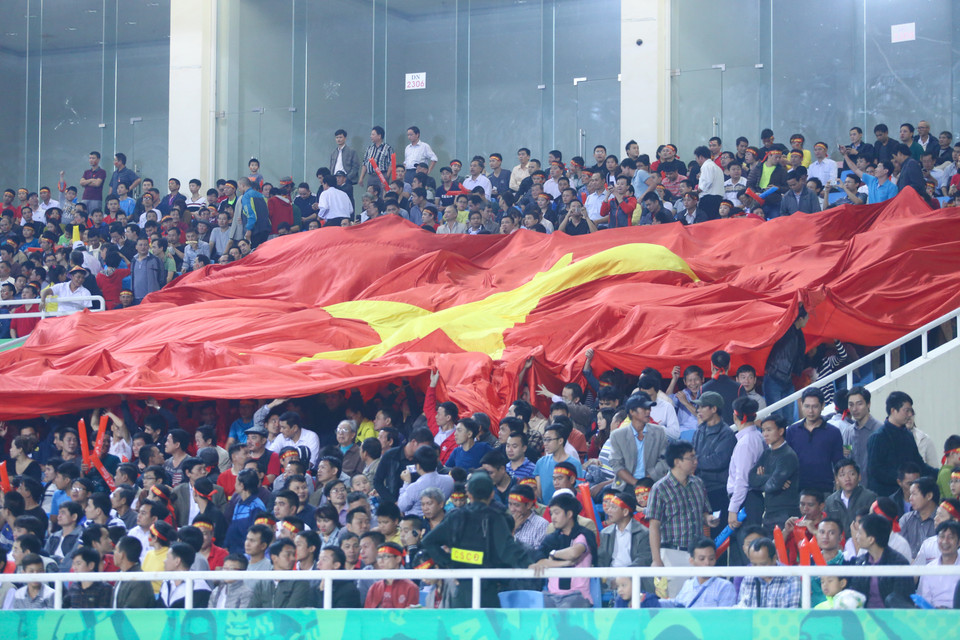 Đại kỳ xuất hiện trên khán đài Mỹ Đình, tái hiện hình ảnh tuyệt đẹp trong những trận cầu của U19 Việt Nam hồi tháng Chín. (Ảnh: Minh Chiến/Vietnam+) Người hâm mộ Việt Nam đã xóa tan mọi nghi ngờ bằng màn cổ động tuyệt vời cho đội tuyển Việt Nam tại trận ra quân với Indonesia tại bảng A AFF Suzuki Cup 2014 tối qua (22/11). Đáp lại tình yêu ấy, đội tuyển Việt Nam đã có một màn trình diễn ấn tượng. Dù không thể giành chiến thắng, ông Toshiya Miura và các học trò đã lấy được rất nhiều niềm tin từ các cổ động viên.