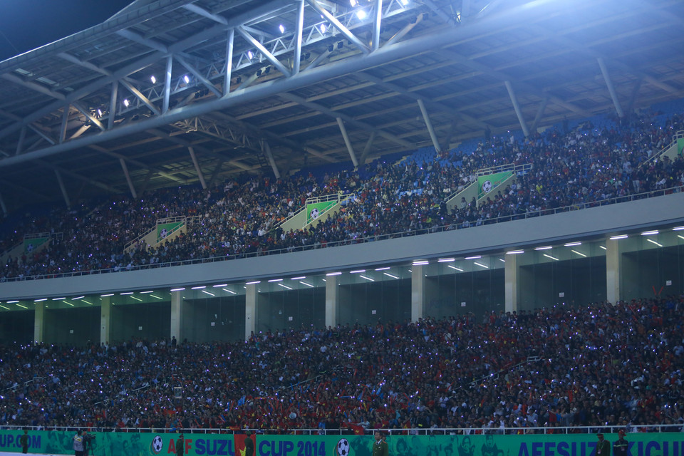 Đội tuyển chưa thể chiến thắng nhưng hình ảnh kỳ diệu của 25.000 người tại Mỹ Đình sẽ mãi khắc ghi trong tim các tuyển thủ. (Ảnh: Minh Chiến/Vietnam+)