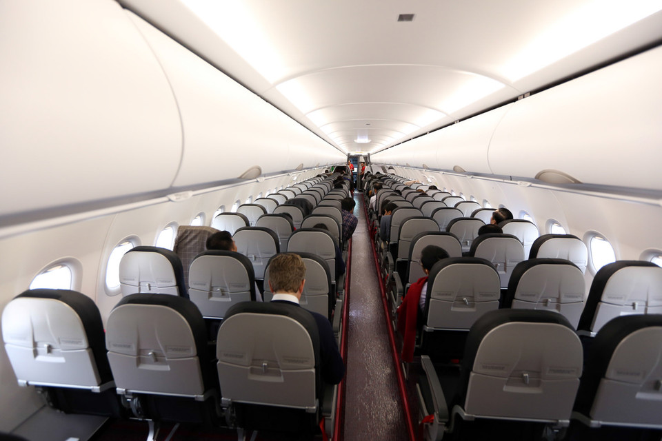 Những người khách đầu tiên của chiếc tàu bay mới. (Ảnh: Huy Hùng/TTXVN)