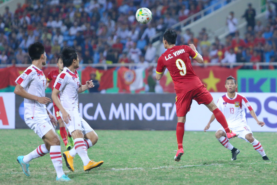 Tiền đạo người Nghệ An cũng tỏ ra hiệu quả cả trong làm tường và kiến tạo. Nhưng tuyển Việt Nam vẫn rời sân sau 45 phút với chỉ một bàn thắng. (Ảnh: Minh Chiến/Vietnam+)