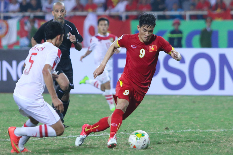 Công Vinh được đánh giá là “cầu thủ duy nhất khai thác được điểm yếu của hàng thủ Lào trong hiệp một”. (Ảnh: Minh Chiến/Vietnam+)