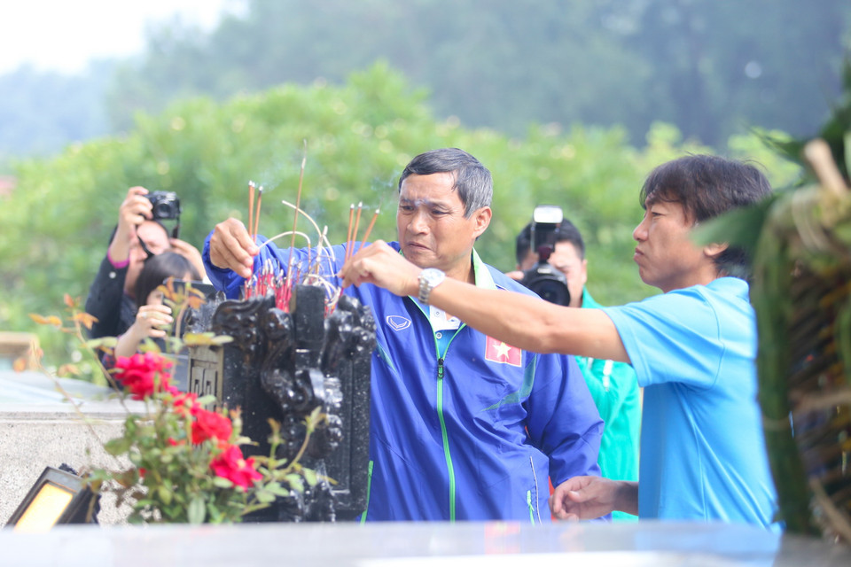 Ông Miura và ông Mai Đức Chung thay mặt cho các cầu thủ thắp hương tại đài tưởng niệm Bắc Sơn. (Ảnh: Minh Chiến/Vietnam+) 10 giờ sáng nay (21/11), một ngày trước thềm trận ra quân tại AFF Suzuki Cup 2014, tuyển Việt Nam dẫn đầu bởi trưởng phòng các đội tuyển quốc gia Mai Đức Chung và huấn luyện viên trưởng Toshiya Miura đã có chuyến viếng thăm tượng đài Bắc Sơn và thắp hương ở nhà Đại tướng Võ Nguyên Giáp.