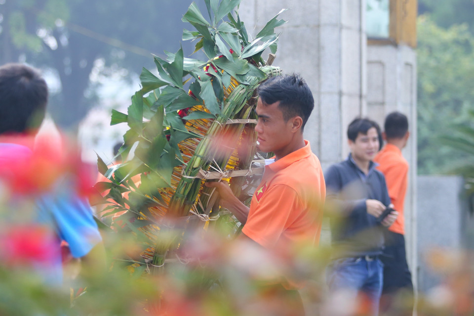 Cuộc viếng thăm của tuyển quốc gia gặp trục trặc khi VFF không báo trước tin cho ban quản lý. Vòng hoa của tuyển Việt Nam suýt chút nữa không được mang vào vì dùng chân gỗ. (Ảnh: Minh Chiến/Vietnam+)