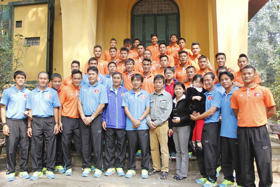 Sau khi thắp hương ở đài Bắc Sơn, đội tuyển tiếp tục thăm nhà Đại tướng Võ Nguyên Giáp. Đội tuyển chụp ảnh lưu niệm với ông Võ Điện Biên - con cả Đại tướng. (Ảnh: Minh Chiến/Vietnam+)