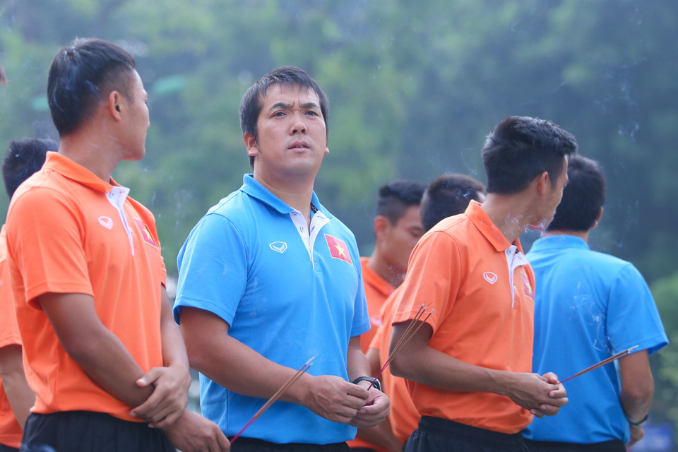 Trợ lý Fujimoto Hiroo và ông Miura cũng tham gia thắp hương. Cùng trải qua chiến tranh, họ tỏ ra rất hiểu văn hóa này của người Việt. (Ảnh: Minh Chiến/Vietnam+)