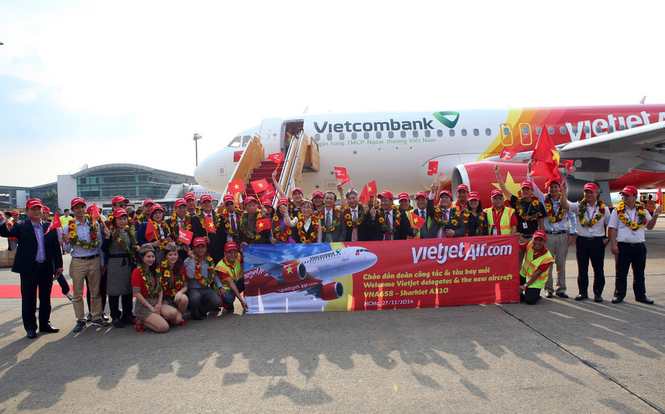 Lễ đón tàu bay đầu tiên do Vietjet Air sở hữu tại sân bay Tân Sơn Nhất. (Ảnh: Huy Hùng/TTXVN) Chiều 27/11/2014, tại Thành phố Hồ Chí Minh, chiếc tàu bay đầu tiên trong số 100 chiếc A320 mà VietJet Air mua và thuê của Tập đoàn Airbus (Pháp) đã về tới sân bay Tân Sơn Nhất. Tàu bay đã trải qua 18 giờ bay và 2 tạm dừng nghỉ tiếp nhiên liệu tại sân bay Abu Dhabi (Các Tiểu Vương quốc Arab thống nhất) và sân bay Suvarnabhumi (Bangkok, Thái Lan). Chiếc máy bay A320 đầu tiên của Vietjet mang số hiệu VJC6341, được sản xuất theo quy trình lắp ráp hiện đại hàng đầu thế giới của Airbus. Đây là dòng máy bay thân hẹp một lối đi ăn khách nhất trên thế giới nhờ khả năng tiết kiệm nhiên liệu thông qua việc áp dụng những công nghệ tiên tiến và có 180 chỗ ngồi của thiết kế trong khoang của A320.