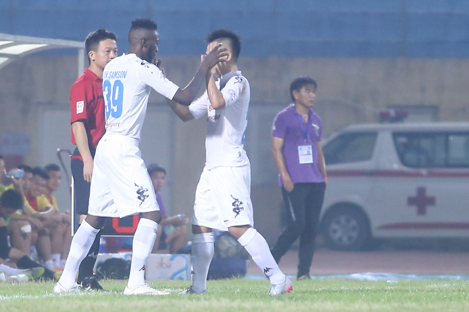 Bước ngoặt của trận đấu tới trong hiệp hai khi Vua phá lưới V-League 2014 Hoàng Vũ Samson (số 39) được tung vào sân sau khi trở về từ Nigeria. Anh ngay lập tức mang về bàn mở tỷ số cho Hà Nội T&amp;T ở phút 67. (Ảnh: Minh Chiến/Vietnam+)