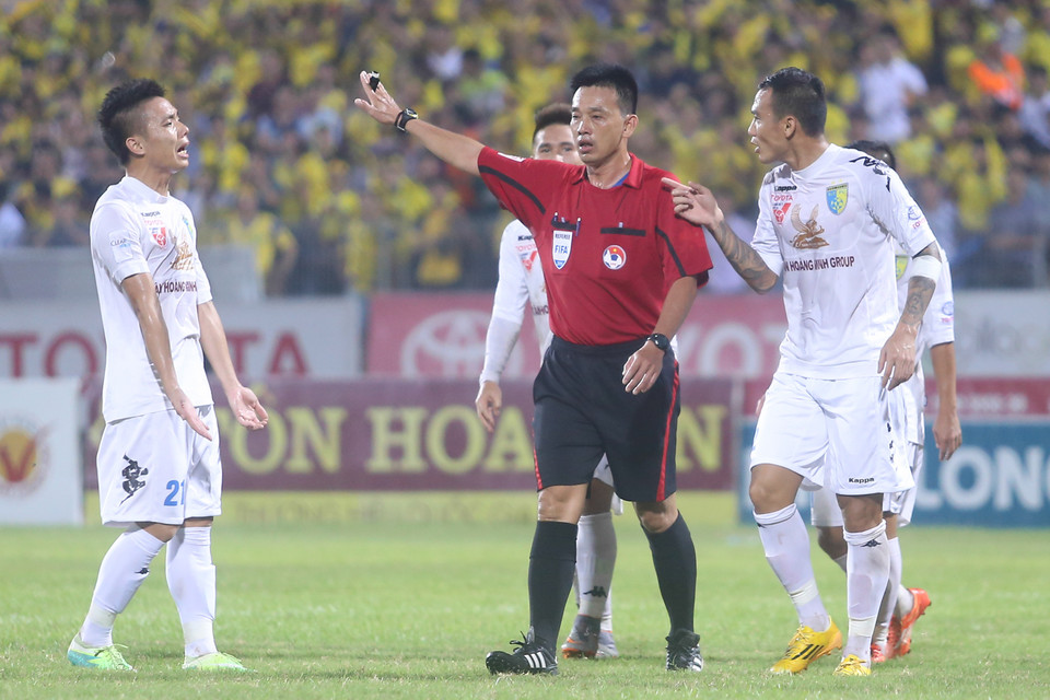 3 phút sau bàn thắng ấy, Hà Nội T&amp;T chịu một quả phạt đền. Trọng tài Võ Minh Trí đã rất kiên quyết trong tình huống này. (Ảnh: Minh Chiến/Vietnam+)