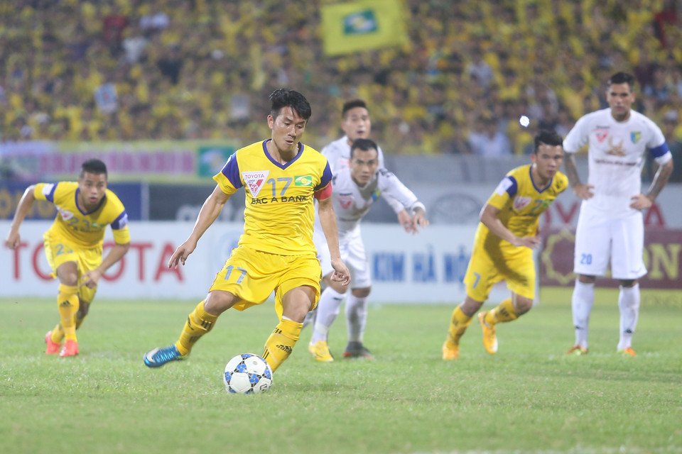 Quang Tình thực hiện phạt đền thất bại ở phút 70 khiến Sông Lam Nghệ An bỏ lỡ cơ hội tìm bàn gỡ hòa. (Ảnh: Minh Chiến/Vietnam+)