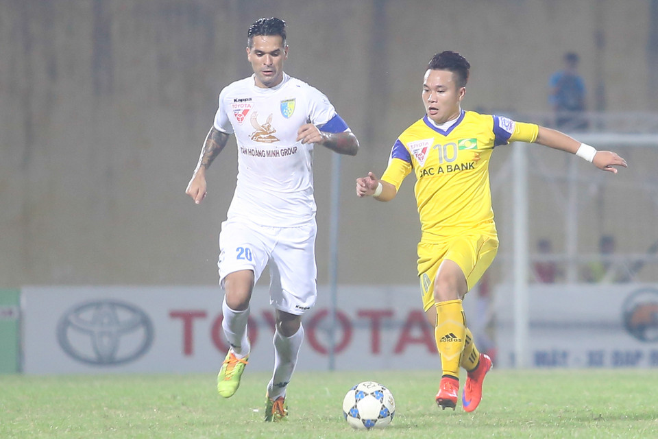 Nguồn động viên khổng lồ ấy đã chuyển hóa thành sức mạnh cho các cầu thủ đội khách trong 20 phút đầu tiên. (Ảnh: Minh Chiến/Vietnam+)