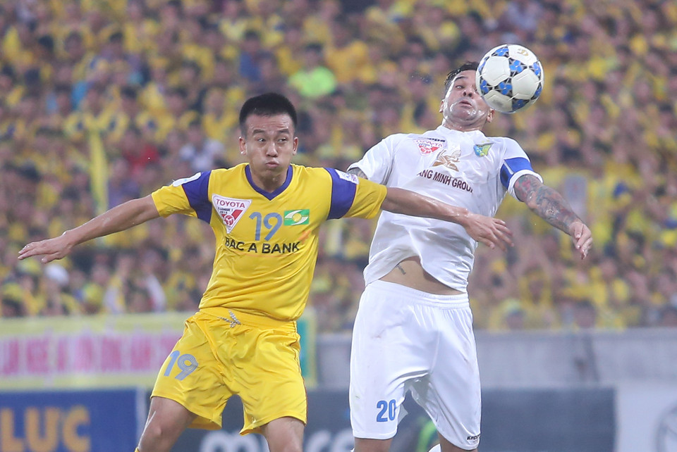 Đội trưởng Gonzalo (áo trắng) cùng các đồng đội giữ vững trận địa trước khi từng bước giành lại quyền kiểm soát trận đấu. (Ảnh: Minh Chiến/Vietnam+)