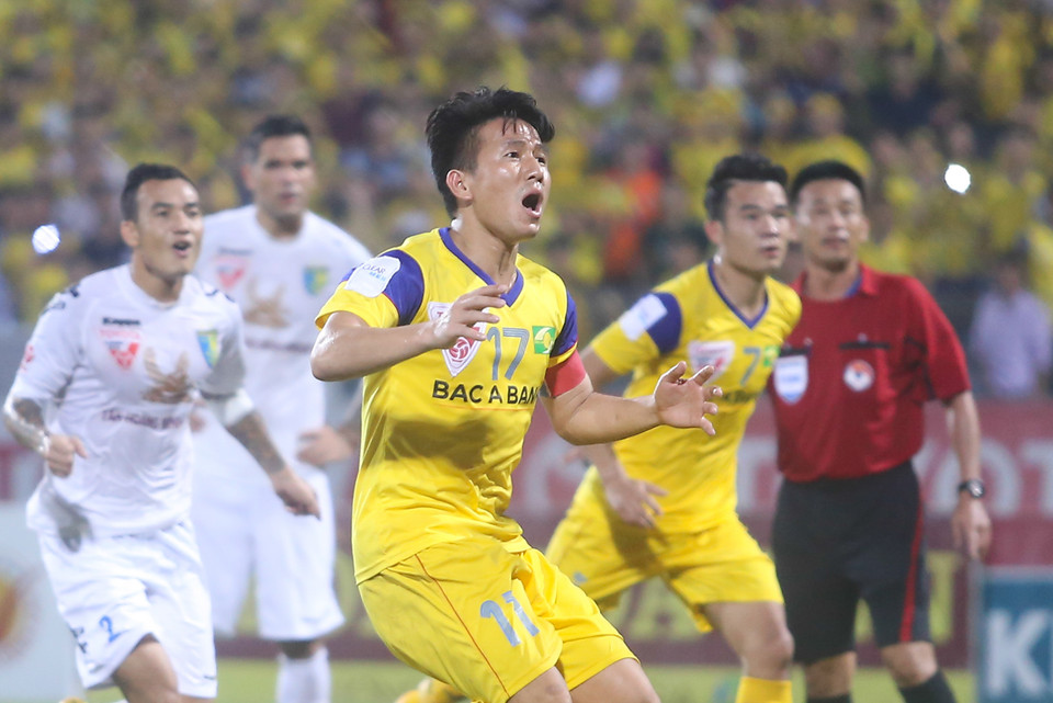 Nhưng đội trưởng Quang Tình của Sông Lam Nghệ An đã thất bại trong cơ hội 'ngàn vàng' này. (Ảnh: Minh Chiến/Vietnam+)