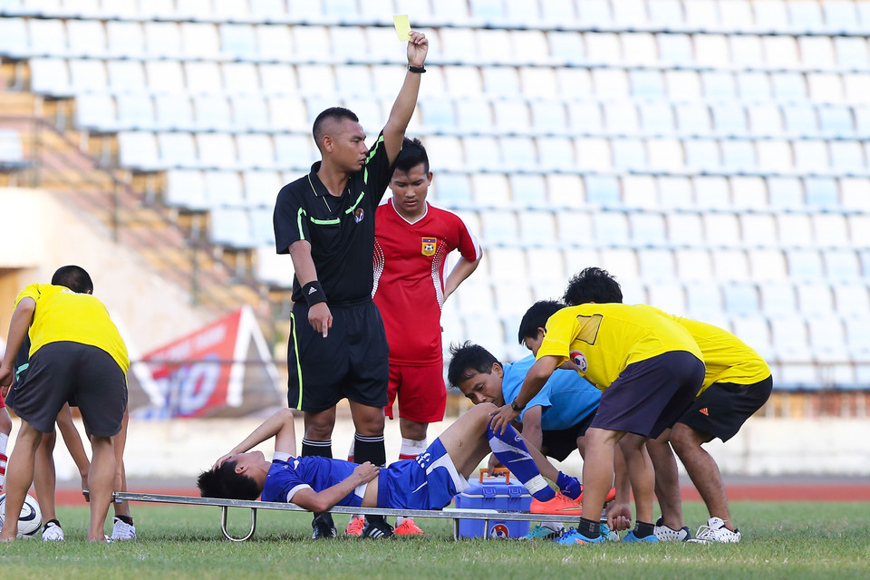 Một trong số lỗi ấy đã khiến cầu thủ quan trọng nhất của U19 Việt Nam là Thanh Hậu phải rời sân sớm. (Ảnh: Minh Chiến/Vietnam+)