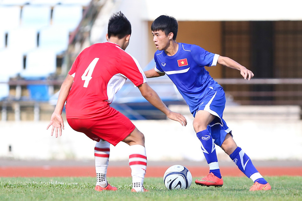 Sự chêch lệch được thể hiện khi Phan Thanh Hậu tận dụng sai lầm của hậu vệ chủ nhà, mở tỷ số ở phút 35. (Ảnh: Minh Chiến/Vietnam+)