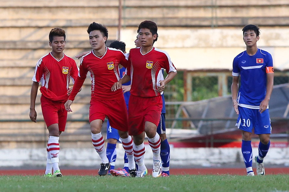 Phút 70, Vylanhphanh (áo đỏ, ở giữa) gỡ lại một bàn, thắp sáng hy vọng cho U19 Lào. (Ảnh: Minh Chiến/Vietnam+)