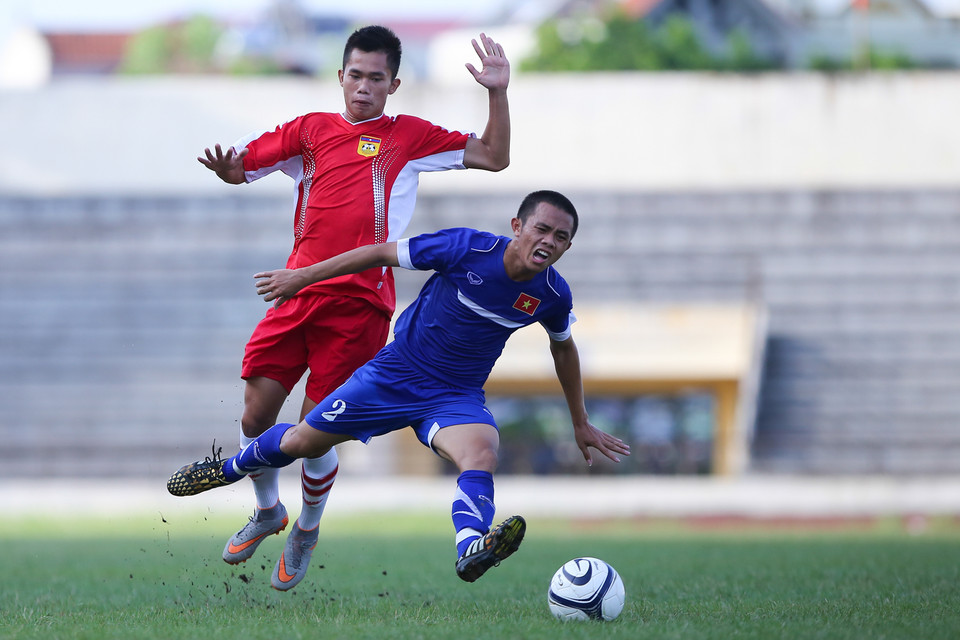U19 Lào đã phạm một số lỗi trong trận giao hữu này. (Ảnh: Minh Chiến/Vietnam+)