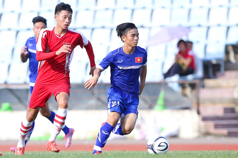 Cùng với Thanh Hậu, Hoàng Nam (số 21) là hai cầu thủ của lò JMG đá chính chiều qua. Họ cũng là hai nhân tố quan trọng nhất trong lối chơi của đội bóng. (Ảnh: Minh Chiến/Vietnam+)