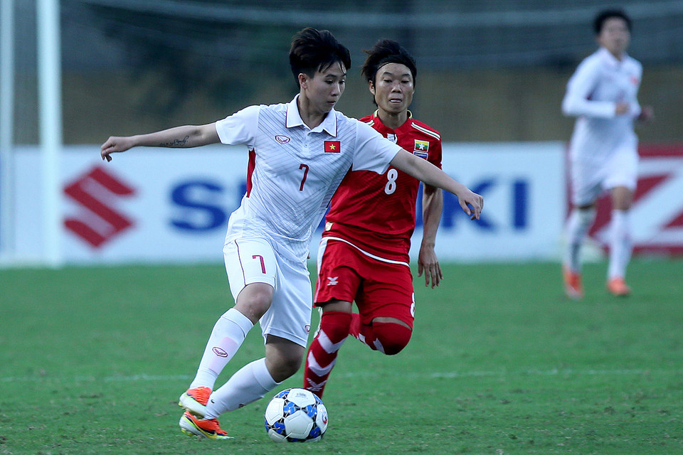 Cuối cùng, điều phải đến đã đến. Tuyết Dung (áo trắng) mở tỷ số cho tuyển nữ sau cú solo đẳng cấp phút 55. (Ảnh: VFF)