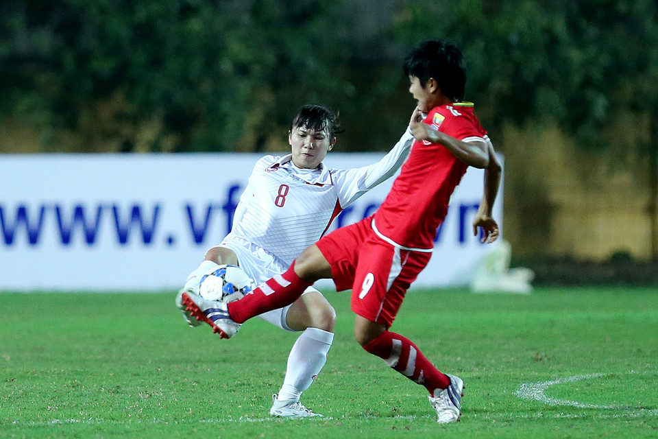 Các tiền vệ của đội bóng áo trắng chiếm lĩnh hoàn toàn khu trung tuyến. Lợi thế về hiệu số (+24 so với +22) cho phép tuyển Việt Nam chủ động chọn lối chơi. (Ảnh: VFF)
