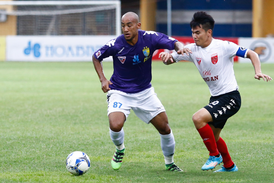 Với lực lượng vượt trội, Hà Nội T&amp;T (áo xanh) nhanh chóng áp đảo đối thủ ngay từ những phút đầu tiên. (Ảnh: Minh Chiến/Vietnam+)