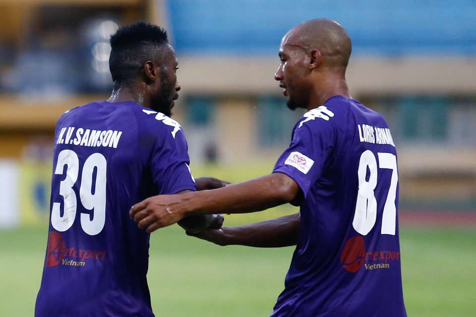Với cặp Samson - Loris trên hàng công, Hà Nội T&amp;T tỏ ra quá mạnh trước hàng thủ của Long An. (Ảnh: Minh Chiến/Vietnam+)