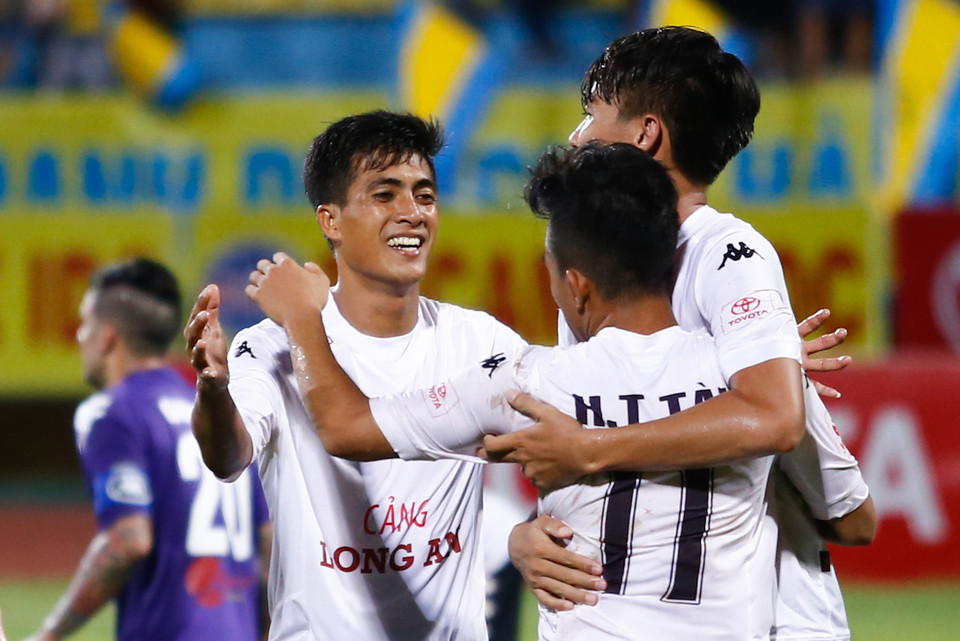 Bàn thắng quý giá của Henry ở phút 88 đã giúp Long An giành 1 điểm cực kỳ quan trọng trước Hà Nội T&amp;T hùng mạnh tại vòng 14 V-League tối qua. (Ảnh: Minh Chiến/Vietnam+) Đội bóng đang đứng áp chót trên bảng xếp hạng V-League 2016 Long An đã xuất sắc cầm hòa Á quân Hà Nội T&amp;T trong trận đấu tại vòng 14 tối qua tại Hàng Đẫy (3/7)./.