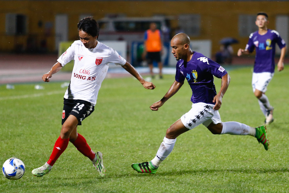 Về phần mình, Long An chủ động phòng ngự số đông và kiên trì chờ đợi cơ hội. Phút 88, Henry ghi bàn thắng vô giá cho đội bóng của ông Ngô Quang Sang. (Ảnh: Minh Chiến/Vietnam+)
