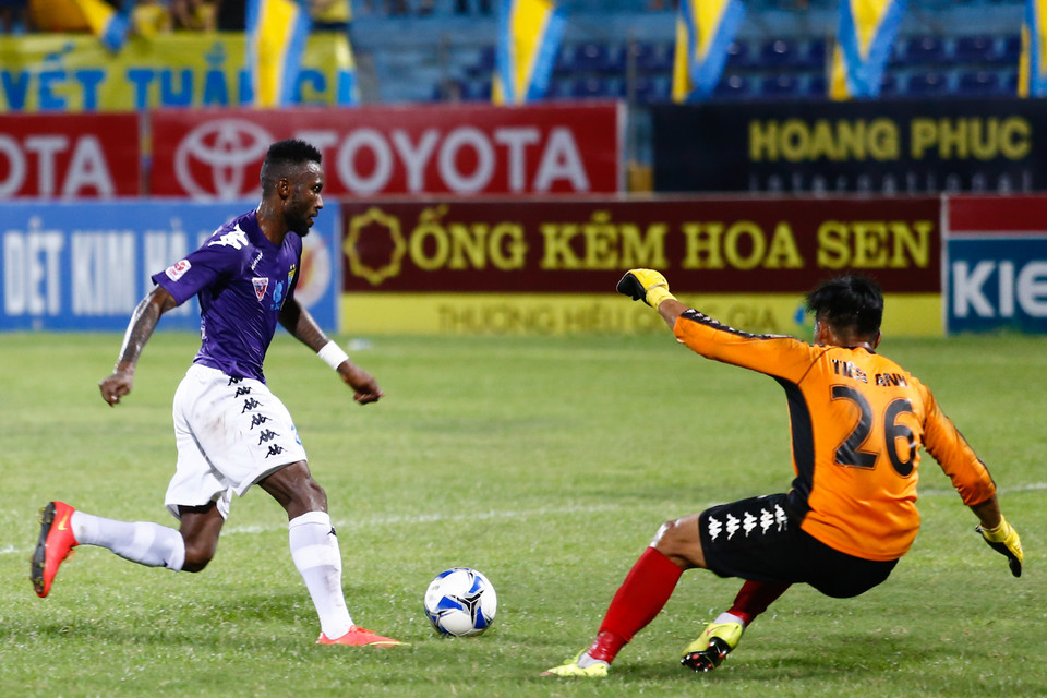 Samson có hai pha đối mặt nhưng đều không thể tìm được bàn thắng. (Ảnh: Minh Chiến/Vietnam+)