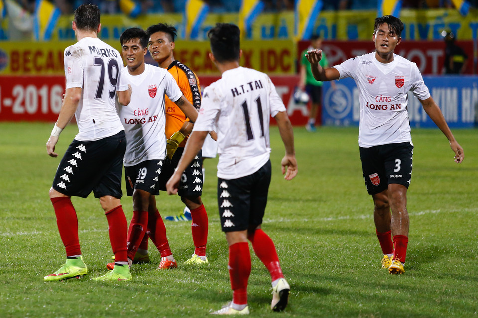 Giành 1 điểm cực kỳ quan trọng ở Hàng Đẫy, Long An bừng sáng hy vọng trụ hạng. (Ảnh: Minh Chiến/Vietnam+)