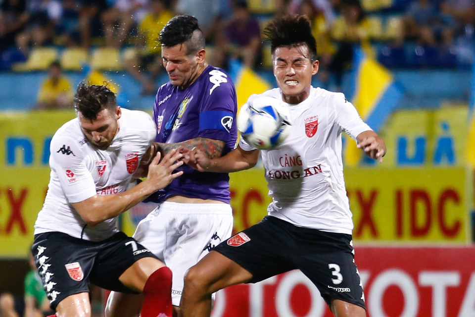 Đội trưởng Gonzalo (áo xanh) cũng được đôn lên tấn công trong vài phút cuối. Nhưng thời gian còn lại là không đủ cho Hà Nội T&amp;T. (Ảnh: Minh Chiến/Vietnam+)