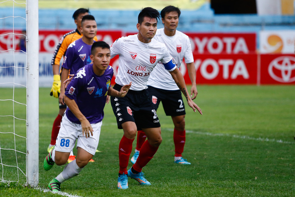 Đoàn quân dưới sự chỉ huy của hậu vệ kỳ cựu Huỳnh Quang Thanh (áo trắng, đeo băng đội trưởng) tỏ ra hoàn toàn lép vế trước đối thủ. (Ảnh: Minh Chiến/Vietnam+)