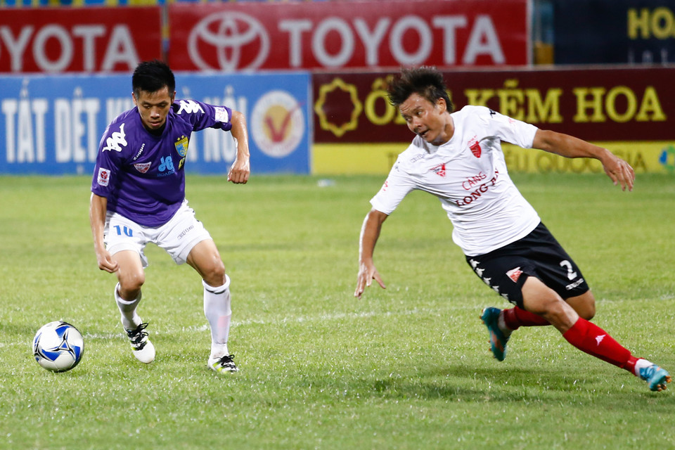 Sau bàn mở tỷ số, Hà Nội T&amp;T tiếp tục tràn lên tấn công và tạo ra vô số cơ hội. Văn Quyết là người dứt điểm chạm cột dọc ở tình huống này. (Ảnh: Minh Chiến/Vietnam+)