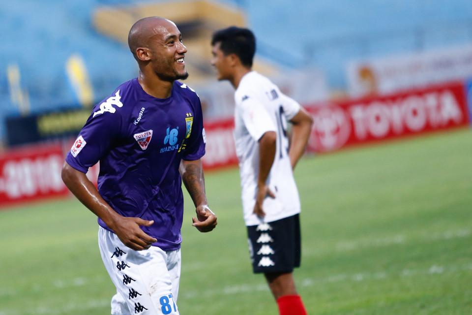 Long An chỉ trụ vững được tới phút 26 trước khi Loris ghi bàn mở tỷ số cho Hà Nội T&amp;T. (Ảnh: Minh Chiến/Vietnam+)