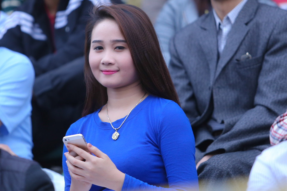 Những cô gái xinh đẹp này tới sân vừa để cổ vũ đội nhà, vừa để xem Công Phượng thi đấu. (Ảnh: Minh Chiến/Vietnam+)