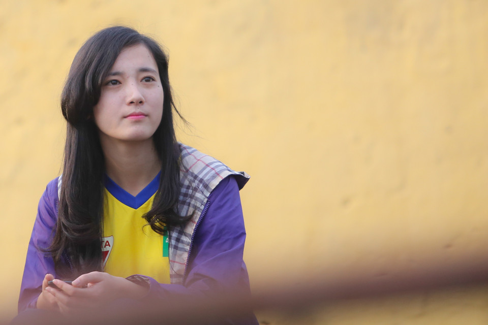 Trong buổi tập chiều 11/4 của Hoàng Anh Gia Lai, một số “fan” nữ còn cố nán lại tặng quà cho thần tượng của mình. (Ảnh: Minh Chiến/Vietnam+)