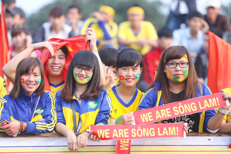 Những cổ động viên xinh đẹp của xứ Nghệ cổ vũ Sông Lam trong thắng lợi 2-0 trước Hoàng Anh Gia Lai tại vòng 9 V-League 2015. (Ảnh: Minh Chiến/Vietnam+) Đã rất lâu rồi sân Vinh mới có một ngày chật kín chỗ. Chiến thắng 2-0 của Sông Lam Nghệ An trước Hoàng Anh Gia Lai tại vòng 9 V-League 2015 chiều qua (12/4) đã diễn ra dưới sự chứng kiến của hàng chục nghìn cổ động viên xứ Nghệ.