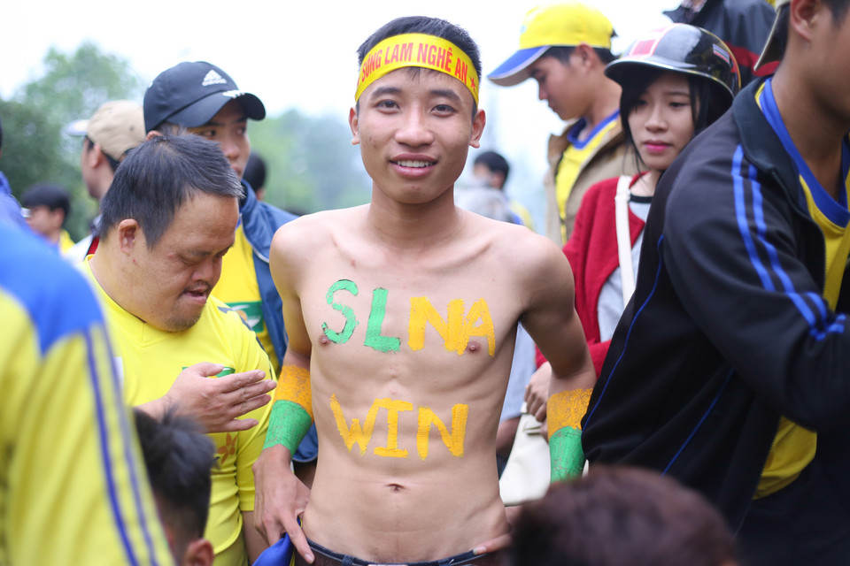 Người Nghệ An đặt nhiều niềm tin vào chiến thắng của đội chủ nhà. (Ảnh: Minh Chiến/Vietnam+)