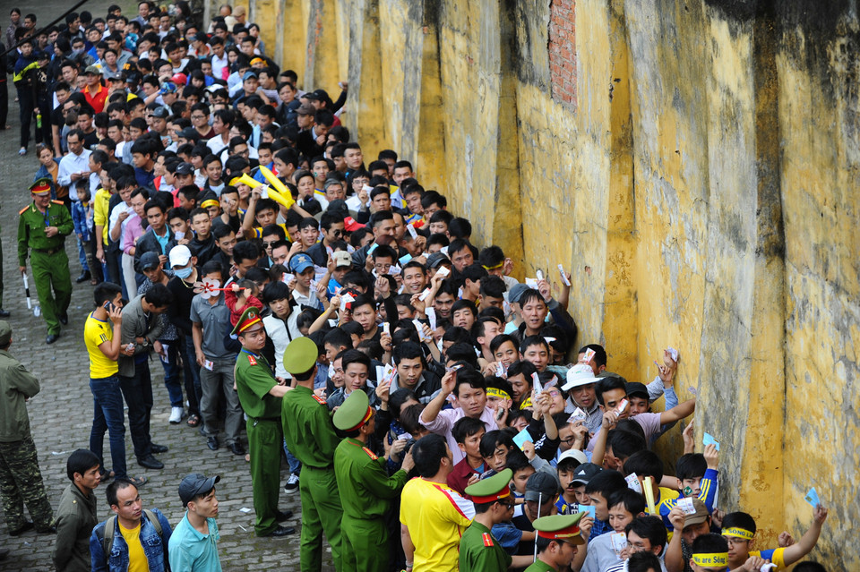 Hàng dài cổ động viên phải xếp hàng bên ngoài sân Vinh hai giờ trước khi bóng lăn. (Ảnh: Minh Chiến/Vietnam+)