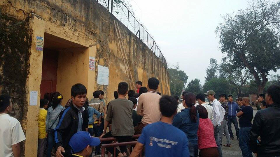 Nhiều cổ động viên không thể vào sân do hết vé đã nghĩ ra những cách khác để đột nhập sân bóng. (Ảnh: Minh Chiến/Vietnam+)