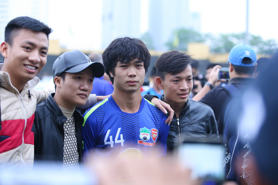 Công Phượng vẫn là người được quan tâm nhiều nhất trong buổi tập của Hoàng Anh Gia Lai. (Ảnh: Minh Chiến/Vietnam+)